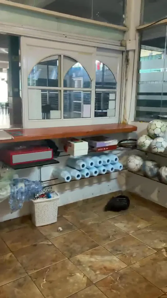 Depósito con estanterías, pelotas y equipamiento del complejo