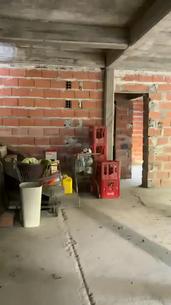 Ambiente de la planta alta con muros de ladrillo y materiales de obra