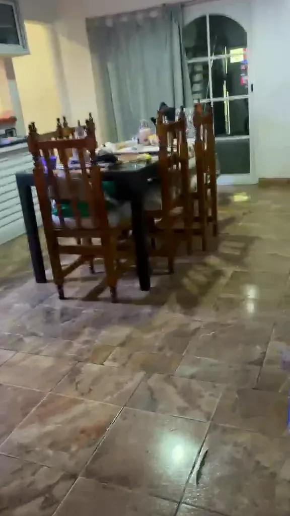 Cocina-comedor de la vivienda con mesa de madera y sillas